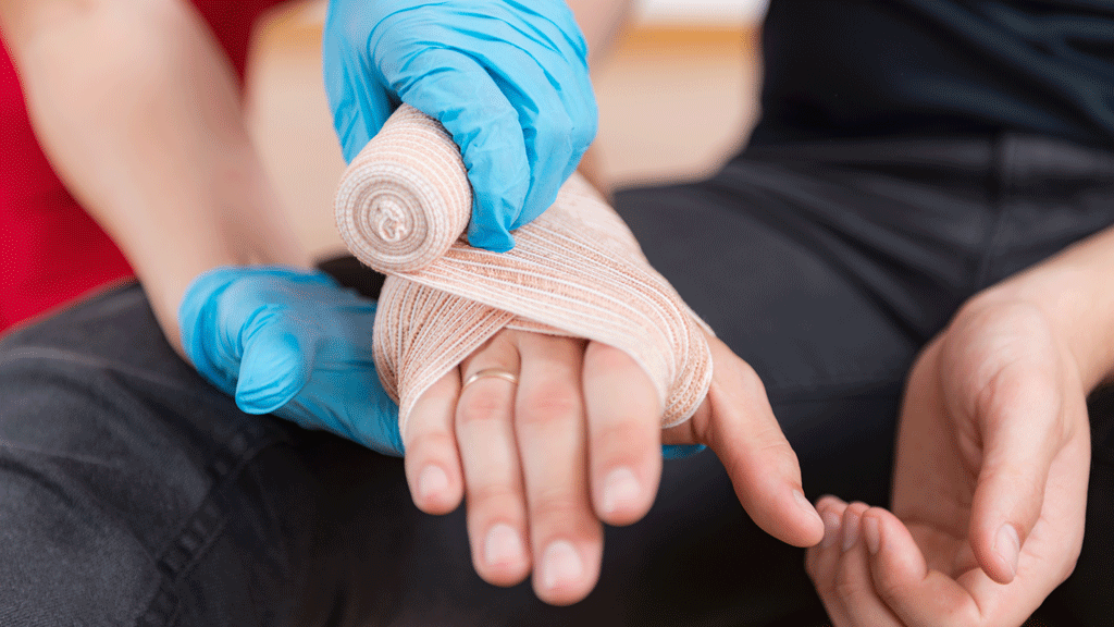 Kinésithérapeute montrant la technique de bandage pour lymphœdème à un patient